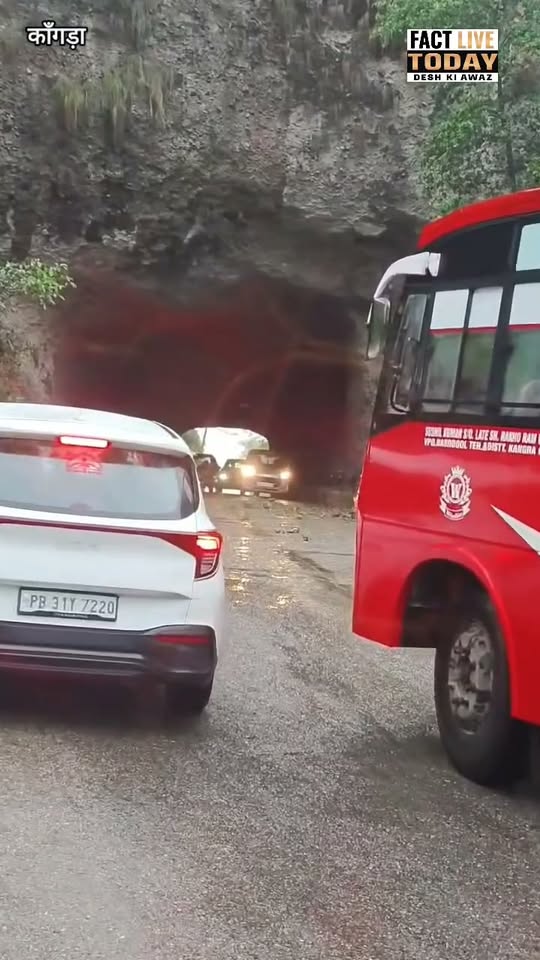 कांगड़ा पुरानी सुरंग के पास ऊपर पहाड़ी से गिर रहे पत्थर। कृपया ध्यान पूर्वक यात्…