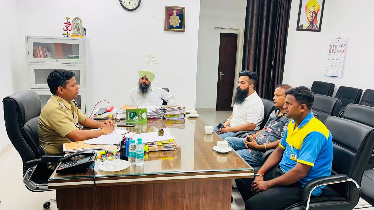 चोरी की बढ़ती घटनाओं को देखते हुए पार्षद हरदीप सिंह बुटेरला ने डी.एस.पी. से मुला…