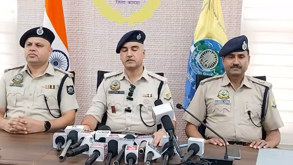 धर्मशाला : NDPS के मामलो को लेकर प्रेस वार्ता कर रहे एसपी काँगड़ा कुलभूषण वर्मा
