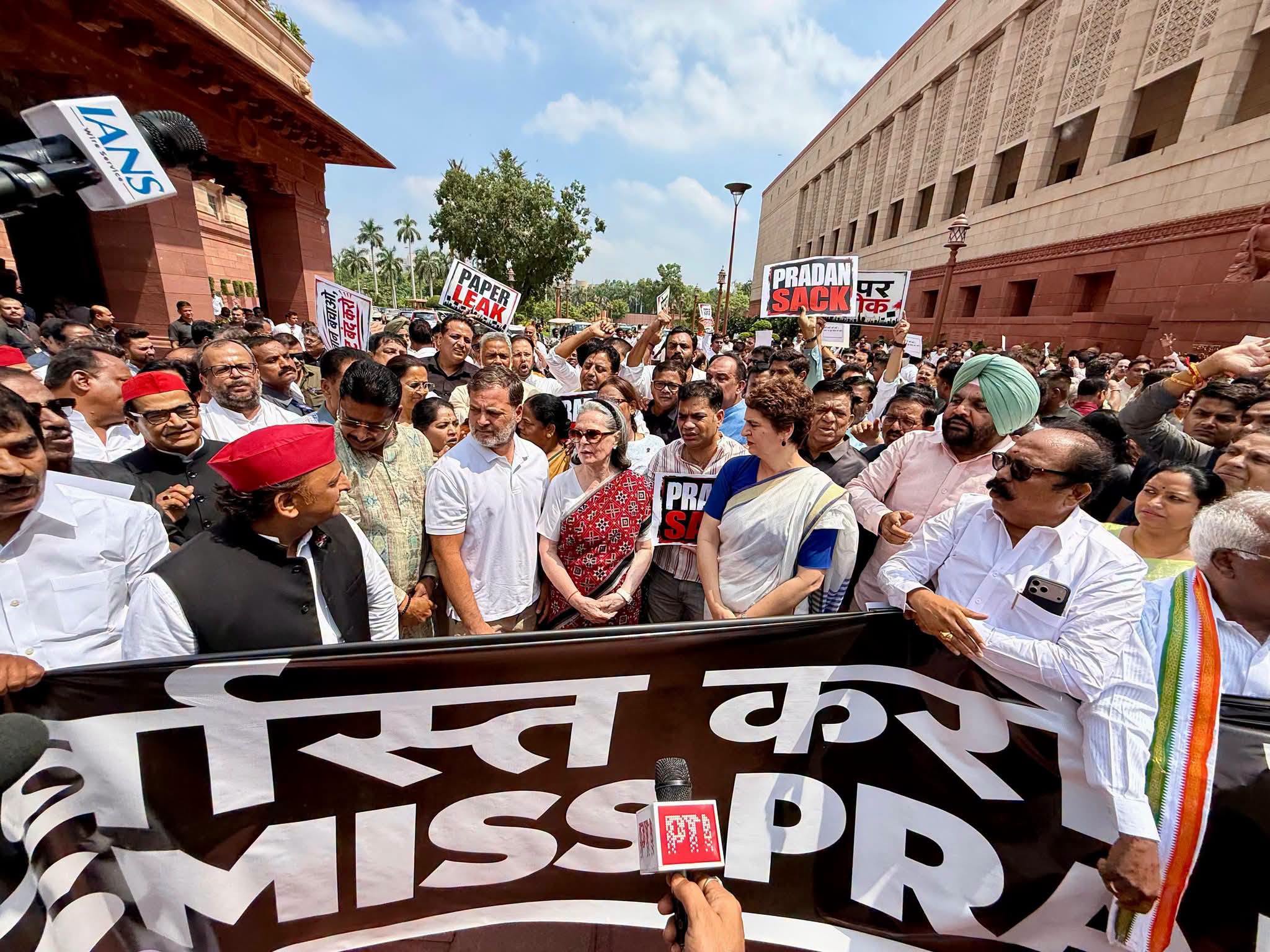 छात्रों की मांगों के साथ संसद में विपक्ष का सम्मिलित प्रदर्शन। मांगे साफ़ हैं:

…