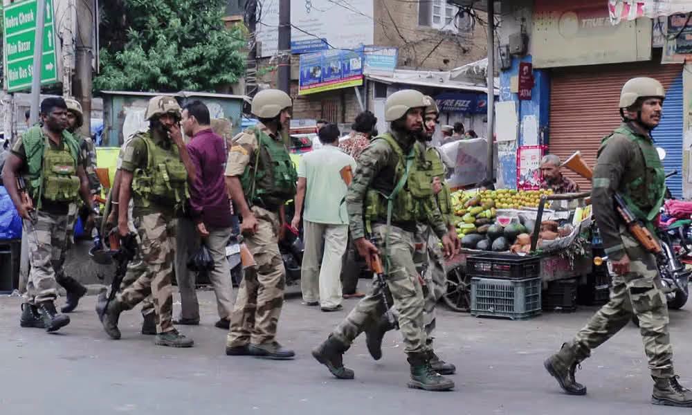 Anantnag के लाल चौक पर Terrorists Attack में पुलिस कांस्टेबल शहीद, सुरक्षाबलों न…
