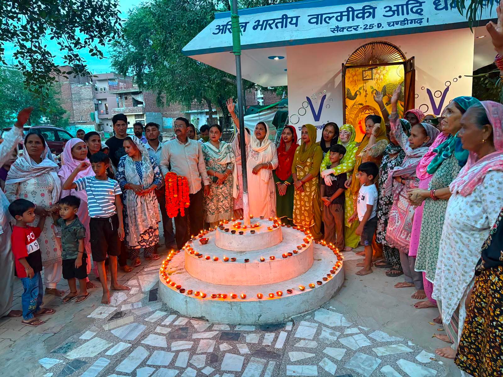 *सफाई कर्मचारियों को मिला चार साल बाद वेतन*
*वेतन मिलने पर वाल्मीकि मंदिर में 55…