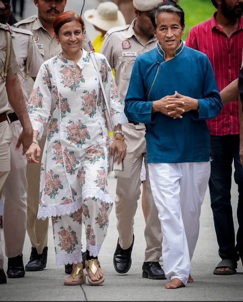 अस्पताल से डिस्चार्ज होने के बाद सामाजिक कार्यकर्ता सोनम वांगचुक ने अपनी पत्नी ग…