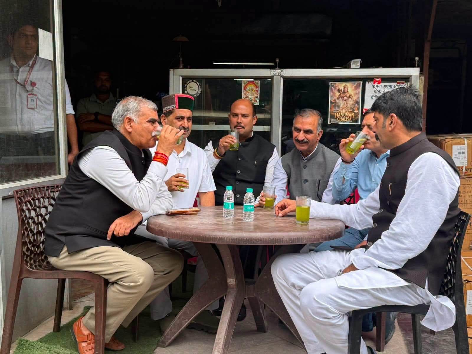 CM सुक्खू बोले : नगरोटा बगवां में काके दा ढाबे पर सोडा का आनंद लिया। स्थानीय स्त…