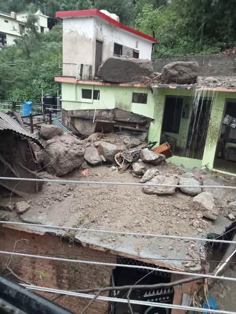 चंबा में भारी बारिश और फ्लैश फ्लड ने मचाई त*बाही, गाड़ियां द*फन, घरों और दुकानों…