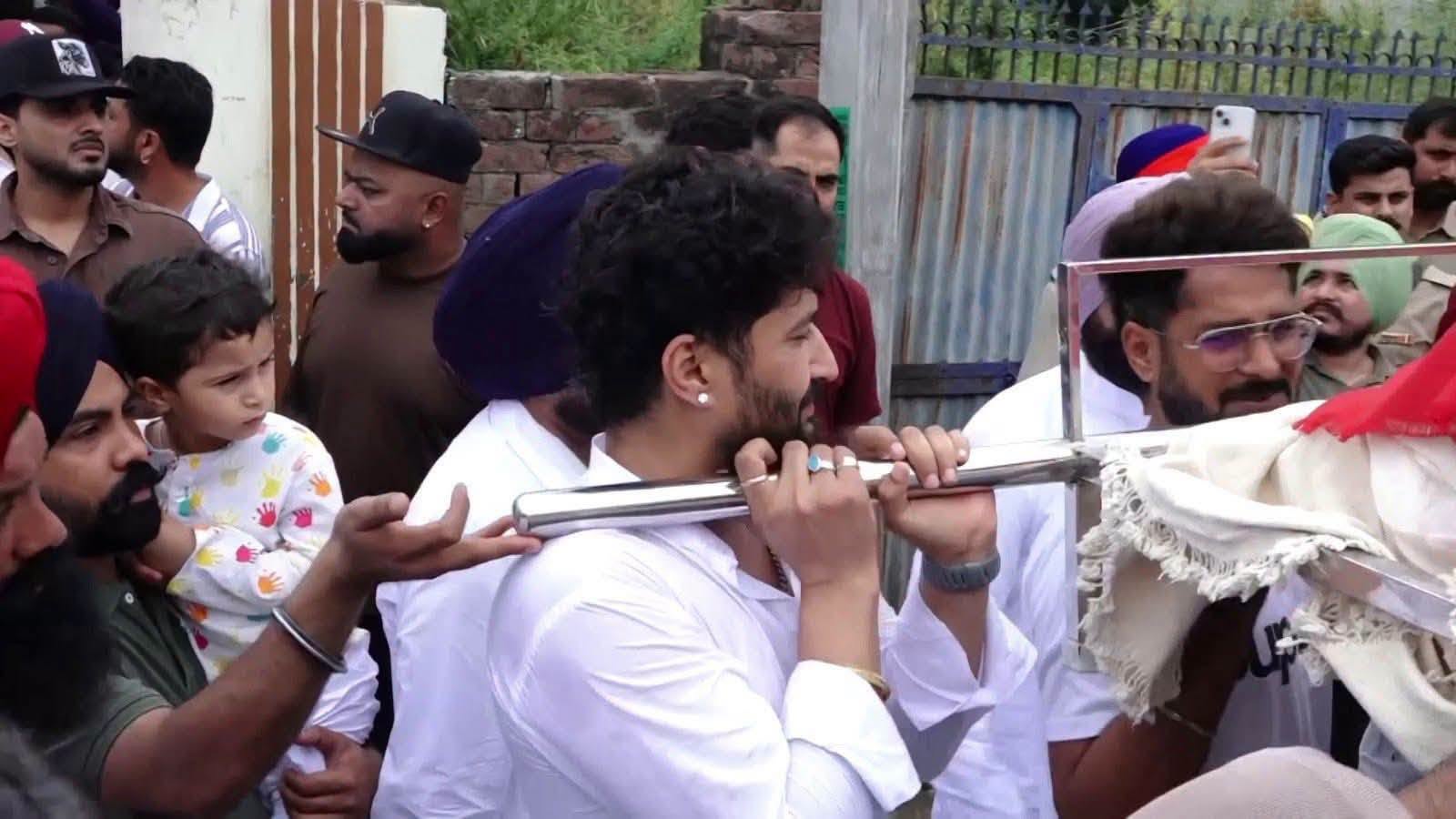 मां को अंतिम विदाई देते फूट-फूट कर रोए Jassie Gill, गायक का दर्द देख हर आंख हुई …