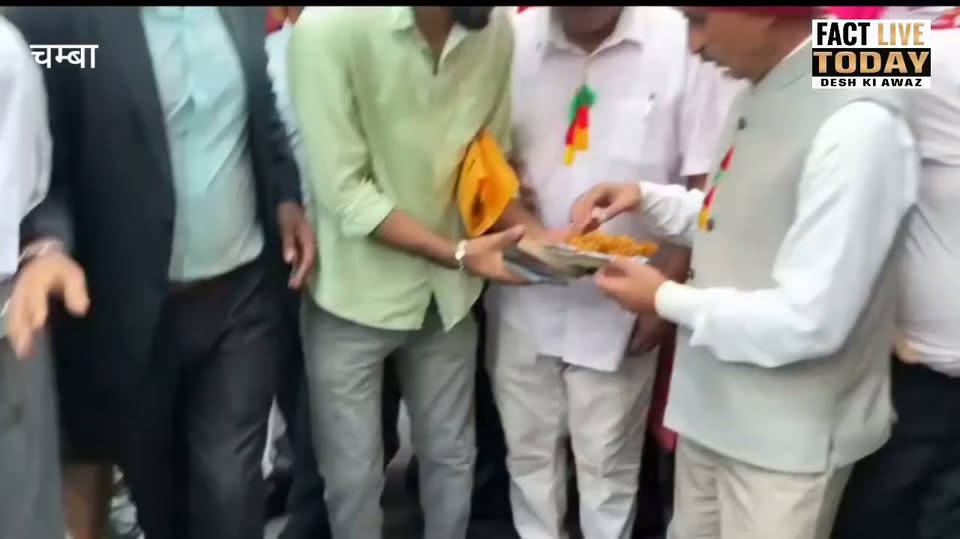 मिंजर मेले में पकोड़े जलेबी का आनंद लेते सीएम सुक्खू।
#factlivetoday #likesharef…