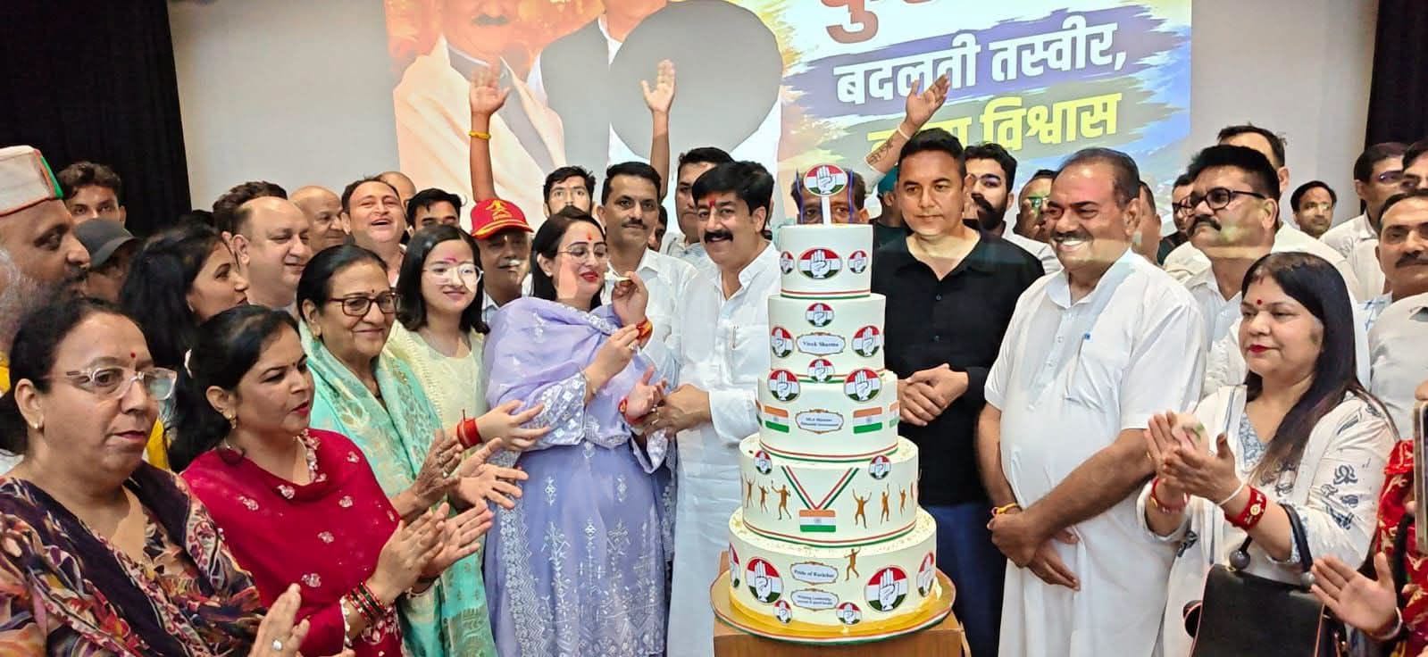 केक काट मनाया कुटलैहड़ विधायक विवेक शर्मा विक्कू ने जन्मदिवस