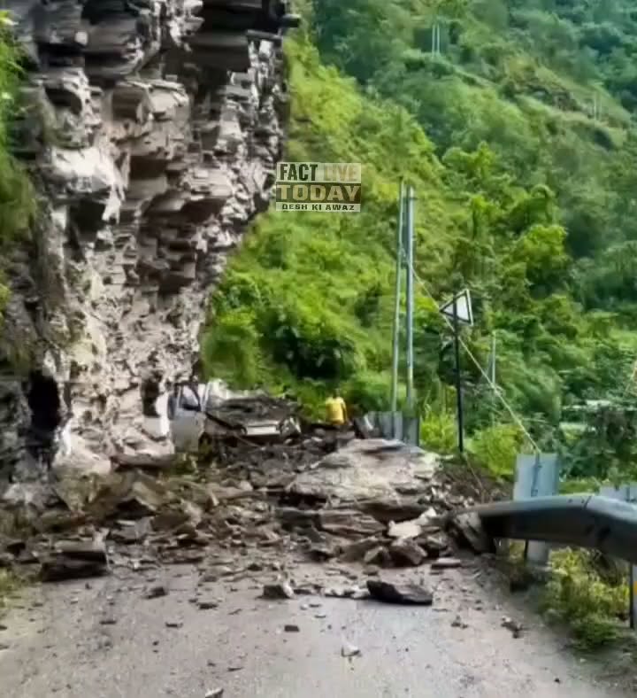 किरण बजार – बराड़ के बीच NH 305 पर गाड़ी पर गिरा मलबा,  पथरों के नीचे दबी गाड़ी जान…