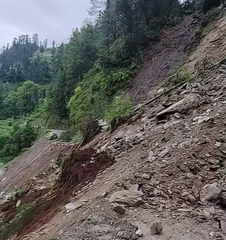 हिमाचल के घटासनी बारोट राजमार्ग गुराहला के पास फिर भारी भूस्खलन से यातायात के लि…