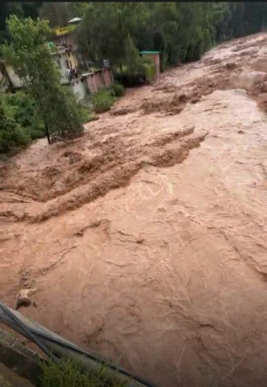 हिमाचल मे बारिश के दौरान एक
वीडियो सामने आया है। बॉडी किसकी है और यह घटना कैस…