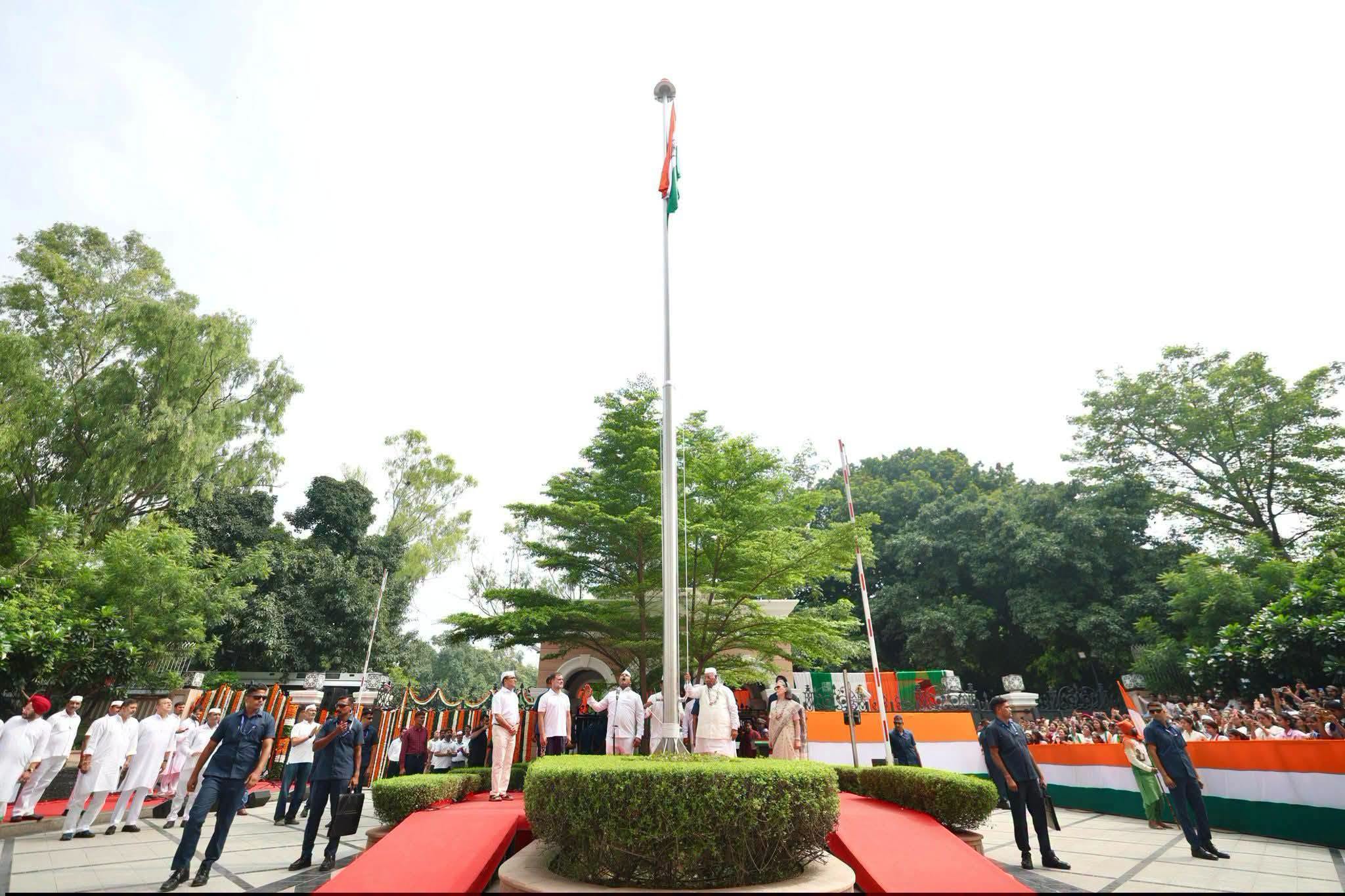आज स्वतंत्रता दिवस के अवसर पर कांग्रेस अध्यक्ष श्री मल्लिकार्जुन खरगे ने AICC मु…