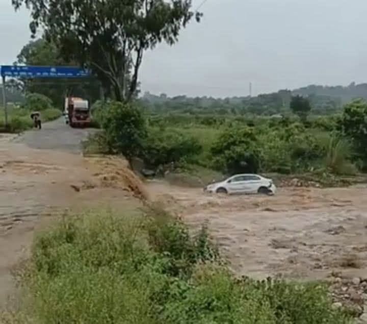 जसवां:परागपुर- भारी बरसात ,नक्की खड्ड में पानी के तेज बहाव में बह गयी गाड़ी, देखे…