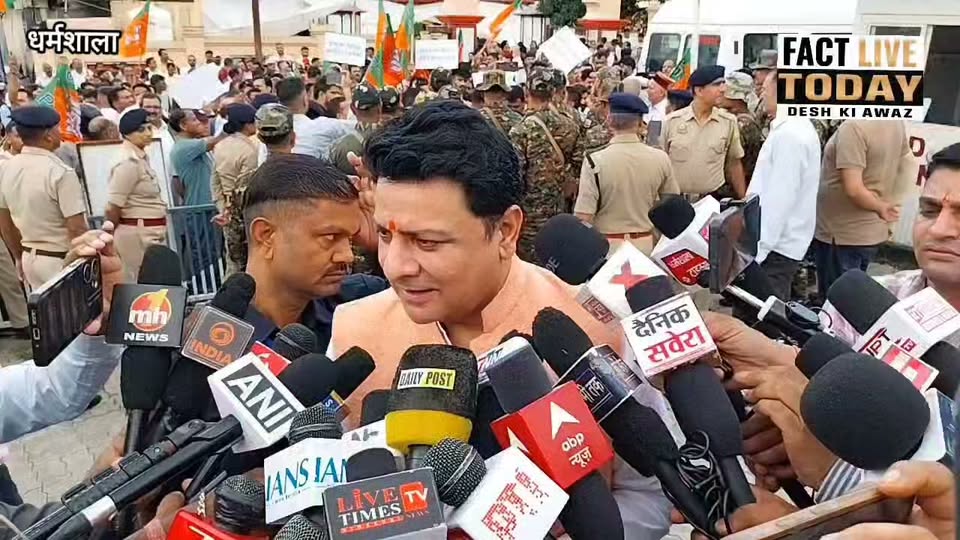 धर्मशाला :विधायक सुधीर शर्मा विजेंलस थाने में पेश होने से पहले पत्रकारों को सम्ब…