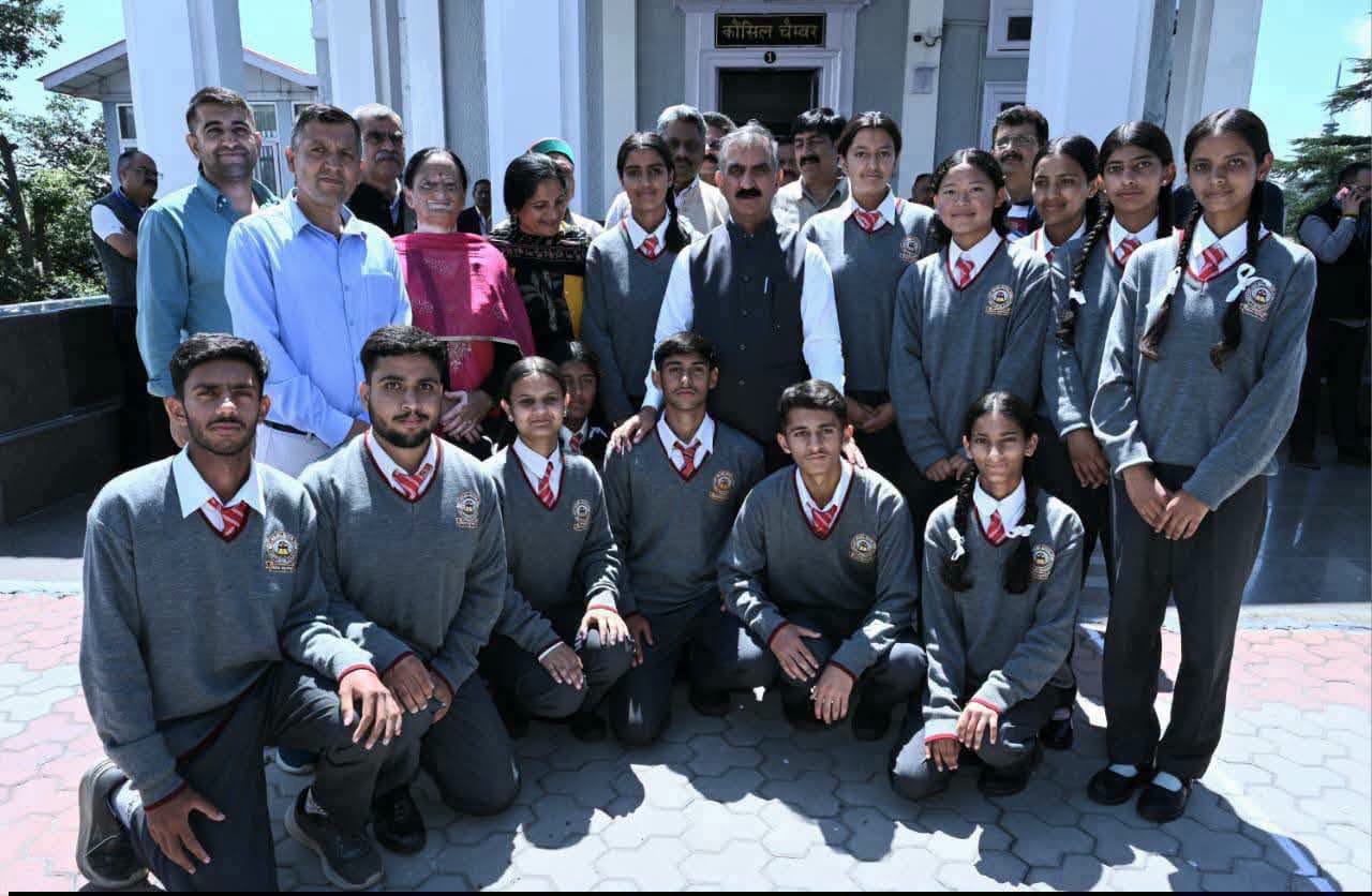 #HCM  मानसून सत्र की कार्यवाही देखने आए बच्चों से आज मुख्यमंत्री ठाकुर सुखविन्द्…