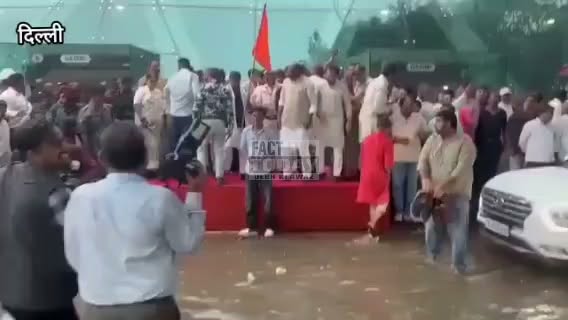 दिल्ली में बारिश ने खोली जलनिकासी व्यवस्था की पोल
दिल्ली में तेज बारिश के बीच त…