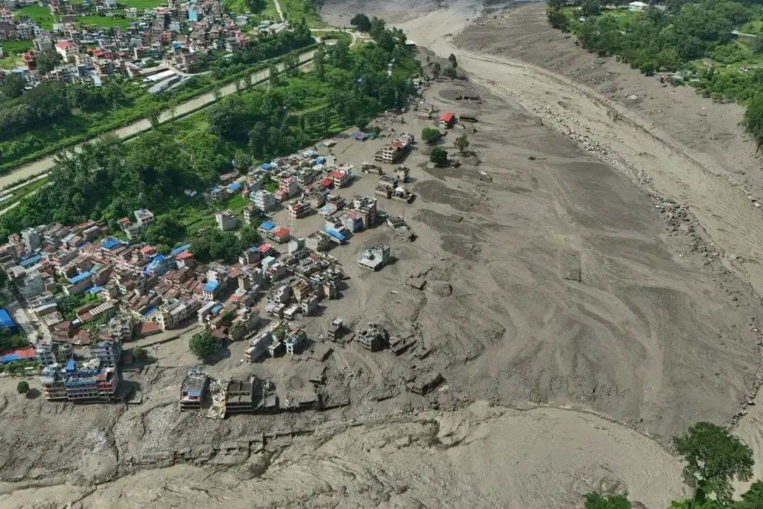नेपाल में ग्लेशियर/बर्फीले एवलॉन्च के बाद तबाही
अचानक आई फ्लैश फ्लड ने मचाई भार…