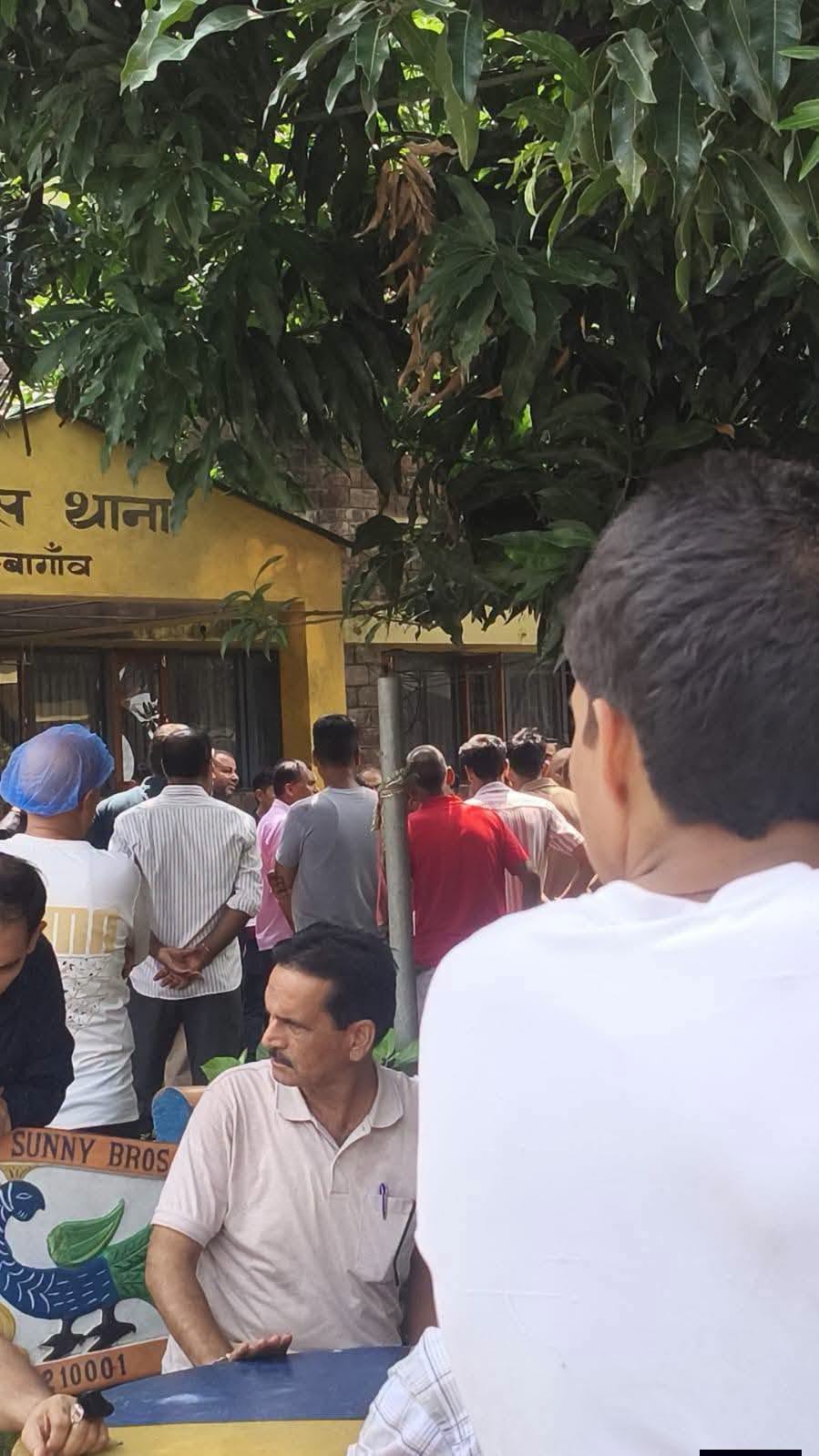 बच्चों की रहस्यमई ओर संदिग्ध मौत के मामले में गुस्साए ग्रामीणों का थाने के बाहर …