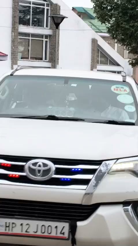 हिमाचल प्रदेश विधानसभा परिसर में सातवें दिन सत्र में भाग लेने पहुंचे विधायक।
देख…