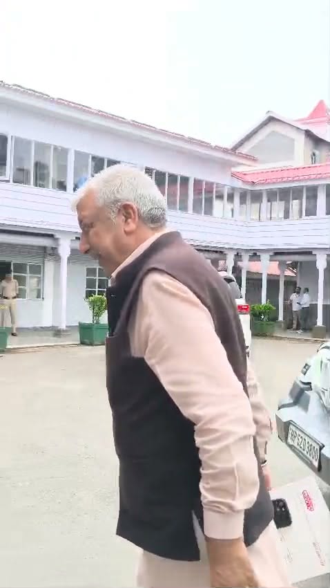 हिमाचल प्रदेश विधानसभा परिसर में सातवें दिन सत्र में भाग लेने पहुंचे विधायक।
देख…