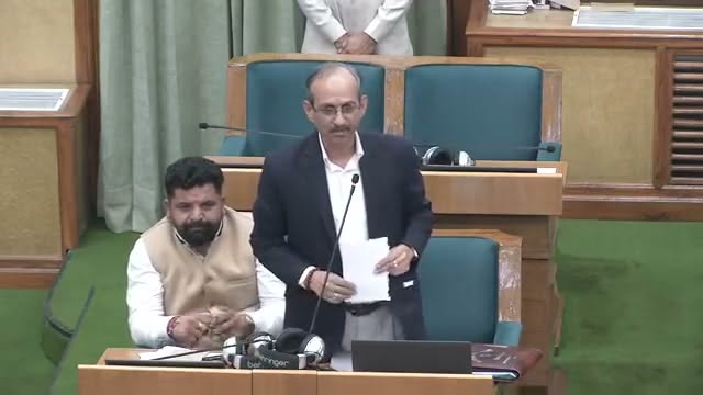 “अपनी लाड़ी बीमार पड़ी है…और लोका दी लाड़ियां दी खबर लिए जांदे है…”- अपने चिर…