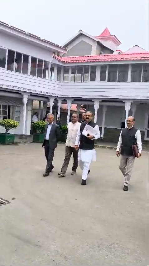 हिमाचल प्रदेश विधानसभा परिसर में सातवें दिन सत्र में भाग लेने पहुंचे विधायक।
देख…