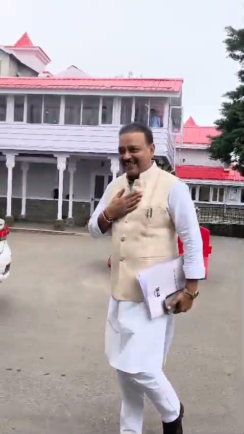 हिमाचल प्रदेश विधानसभा परिसर में सातवें दिन सत्र में भाग लेने पहुंचे विधायक।
देख…
