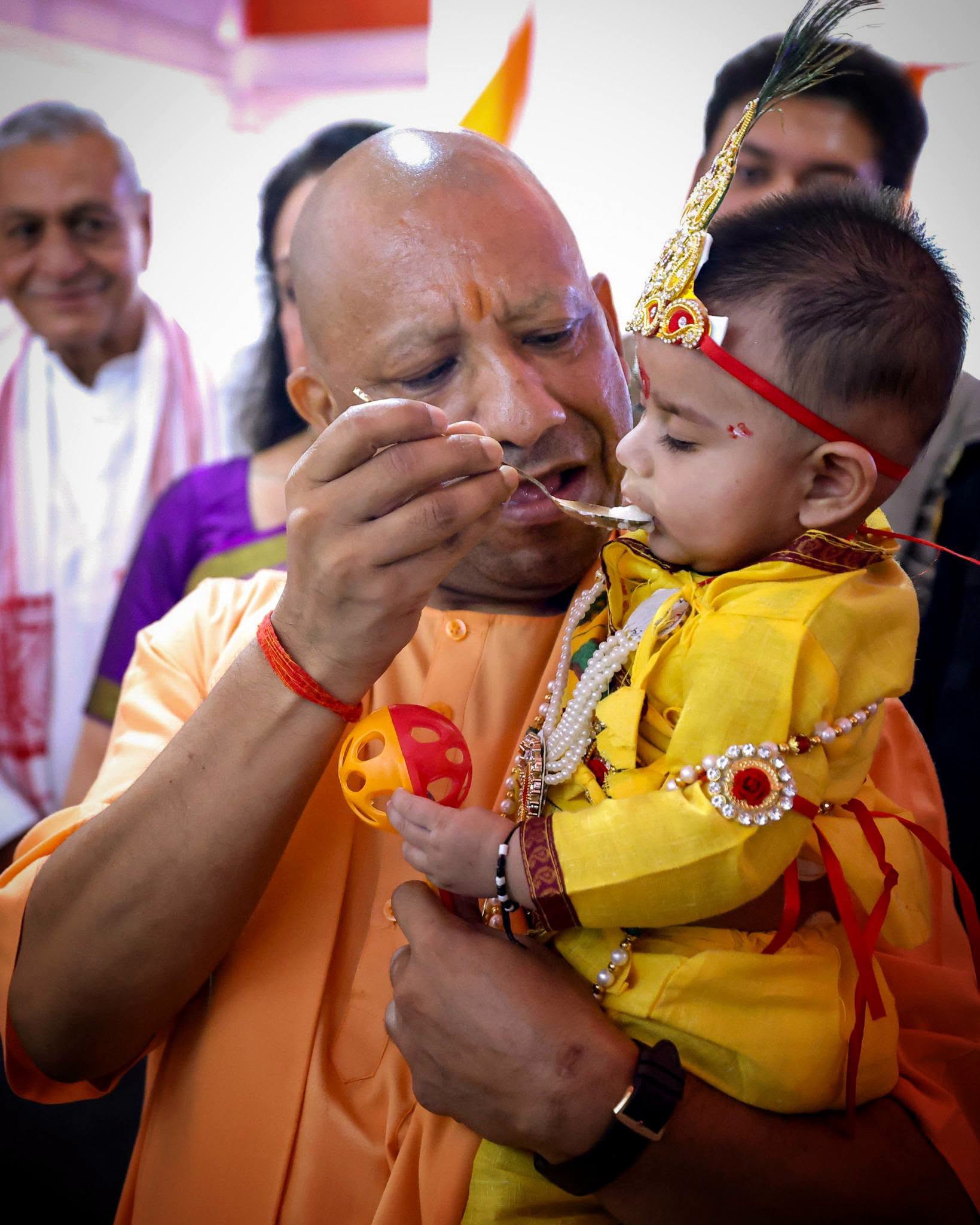 PHOTOS: उत्तर प्रदेश के मुख्यमंत्री योगी आदित्यनाथ ने वृंदावन में मनाई जन्माष्टम…